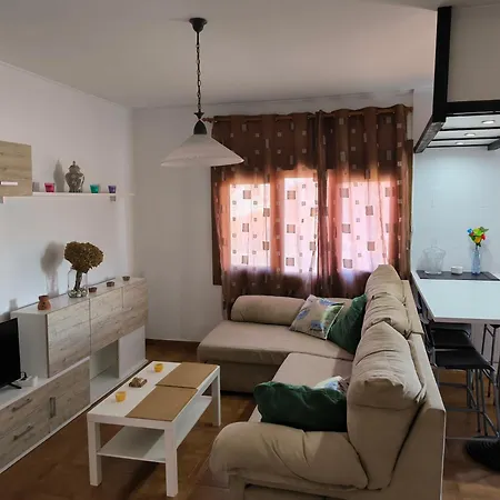 En El Paseo Maritimo De A Pie De Playa