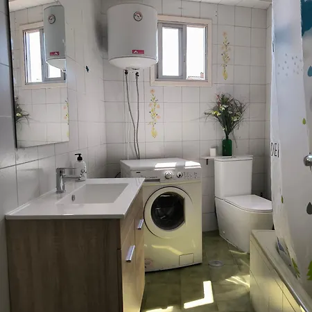 En El Paseo Maritimo De A Pie De Playa